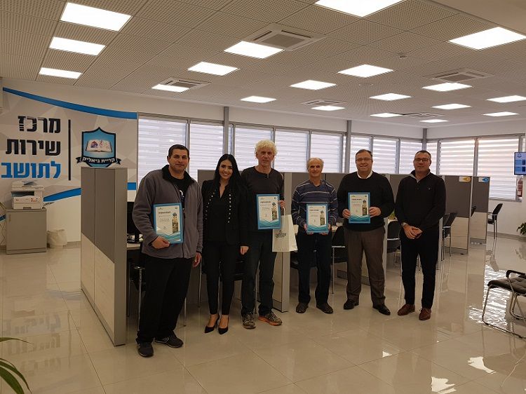  בתמונה: ראש העיר, אלי דוקורסקי עם הפונים המצטיינים
