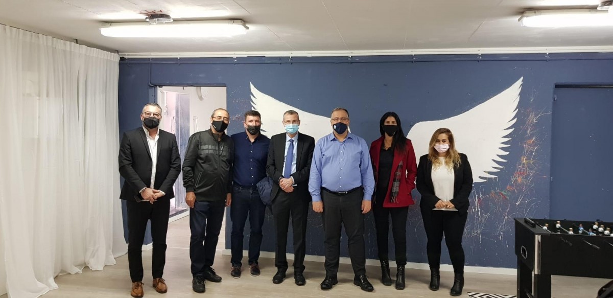 רכזת עמותת "לב אוהב" קארין כהן, המשנה לראש העיר, עו"ד הדס צור, ראש העיר אלי דוקורסקי, יו"ר הכנסת יריב לוין, יו"ר עמותת "לב אוהב" חיים סקאל פנחס אנטוקול, מנכ"ל העירייה ליאור טרגן. צילום: דוברות העירייה