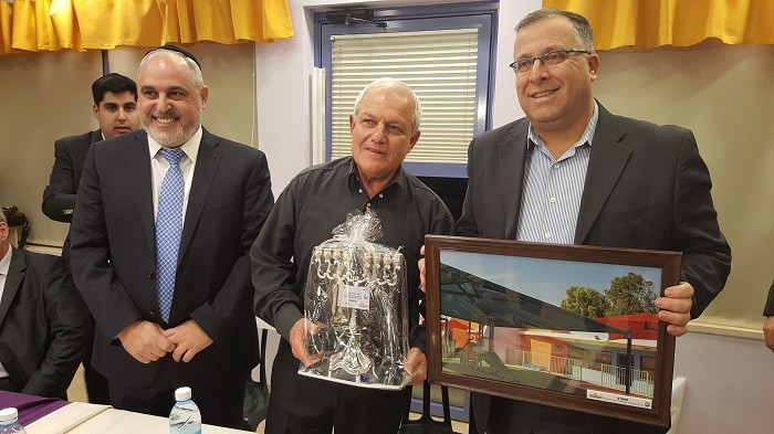 בתמונה: שר העבודה, הרווחה והשירותים חברתיים, חיים כץ, ראש העיר, אלי דוקורסקי וומנכ״ל רשת "נאות מרגלית" ליאור גבאי