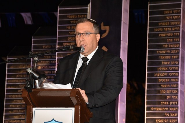 ראש העיר, אלי דוקורסקי, נושא דברים בטקס יום הזיכרון לחללי מערכות ישראל
