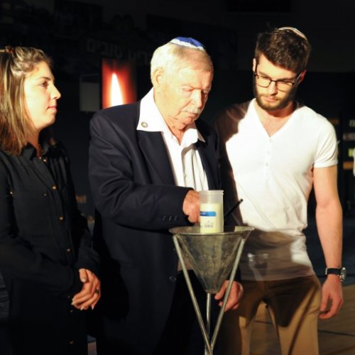 טקס יום הזיכרון לשואה ולגבורה תשע