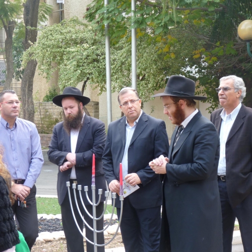 הדלקת נרות ברחבת העירייה ובמועדון דן