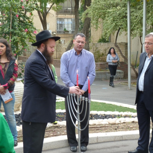 הדלקת נרות ברחבת העירייה ובמועדון דן