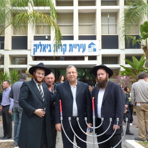 הדלקת נרות ברחבת העירייה ובמועדון דן