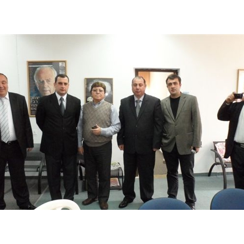 תמונות משלחת מהעיר זסטפוני בגיאורגיה בביקור בנקודת המשטרה בקרית ביאליק
