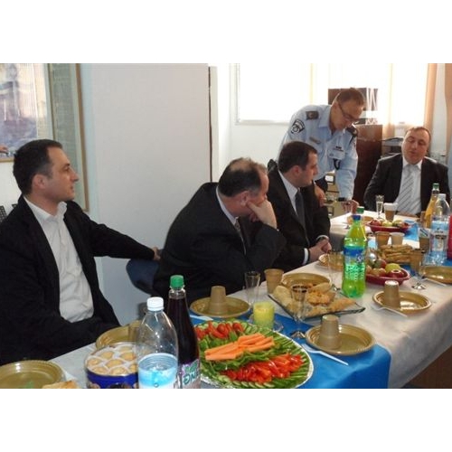 תמונות משלחת מהעיר זסטפוני בגיאורגיה בביקור בנקודת המשטרה בקרית ביאליק