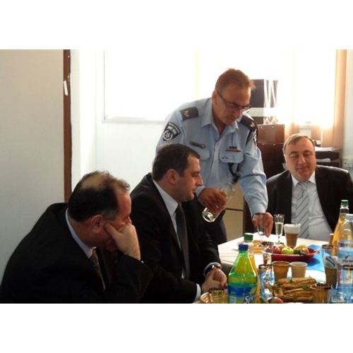 תמונות משלחת מהעיר זסטפוני בגיאורגיה בביקור בנקודת המשטרה בקרית ביאליק