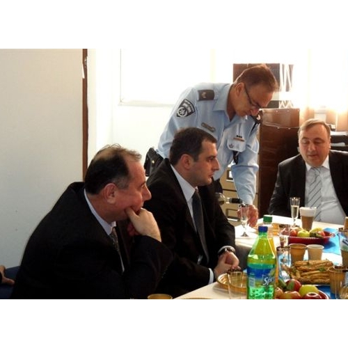 תמונות משלחת מהעיר זסטפוני בגיאורגיה בביקור בנקודת המשטרה בקרית ביאליק