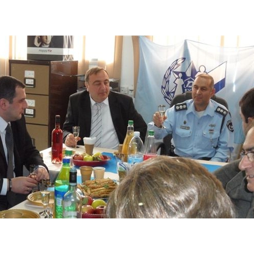 תמונות משלחת מהעיר זסטפוני בגיאורגיה בביקור בנקודת המשטרה בקרית ביאליק