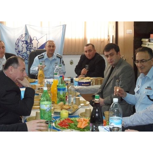 תמונות משלחת מהעיר זסטפוני בגיאורגיה בביקור בנקודת המשטרה בקרית ביאליק