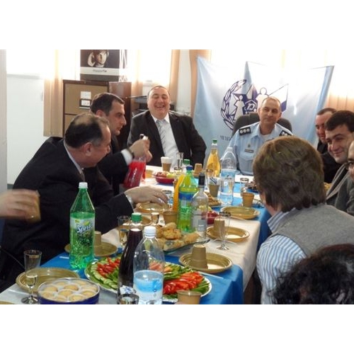 תמונות משלחת מהעיר זסטפוני בגיאורגיה בביקור בנקודת המשטרה בקרית ביאליק