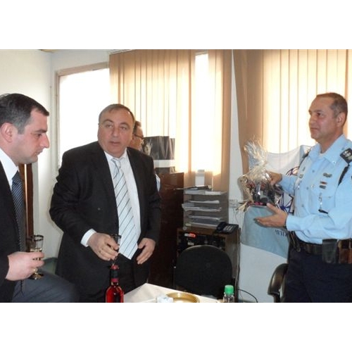 תמונות משלחת מהעיר זסטפוני בגיאורגיה בביקור בנקודת המשטרה בקרית ביאליק