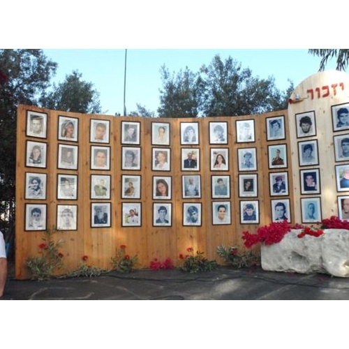 תמונות טקס יום הזיכרון לנופלים בקרית החינוך ע