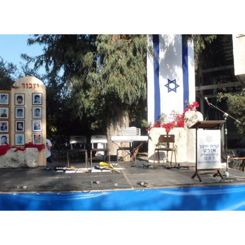 תמונות טקס יום הזיכרון לנופלים בקרית החינוך ע