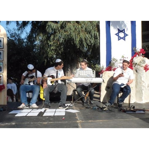 תמונות טקס יום הזיכרון לנופלים בקרית החינוך ע