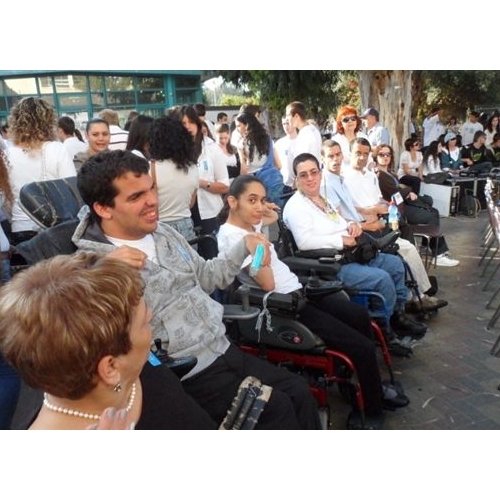 תמונות טקס יום הזיכרון לנופלים בקרית החינוך ע