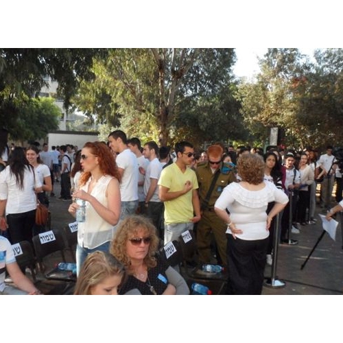 תמונות טקס יום הזיכרון לנופלים בקרית החינוך ע