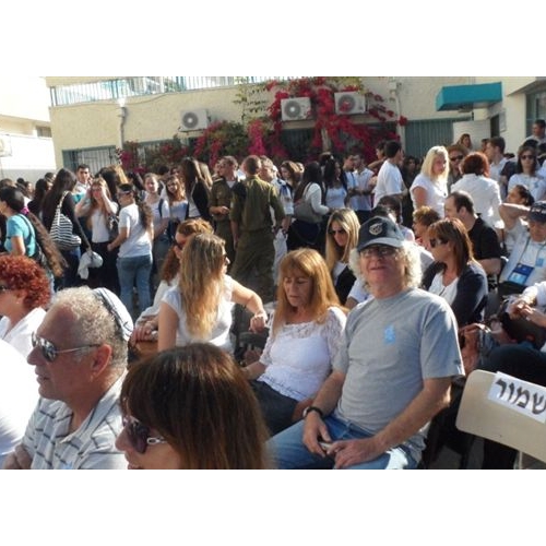 תמונות טקס יום הזיכרון לנופלים בקרית החינוך ע