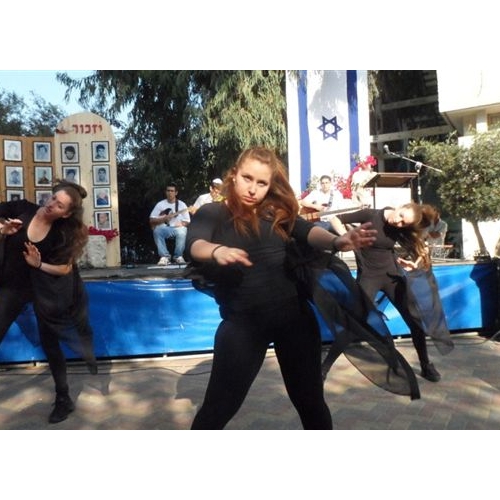 תמונות טקס יום הזיכרון לנופלים בקרית החינוך ע