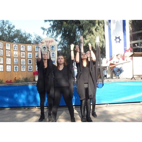 תמונות טקס יום הזיכרון לנופלים בקרית החינוך ע