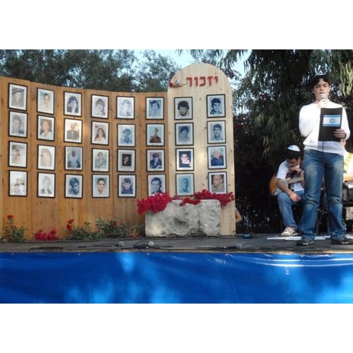 תמונות טקס יום הזיכרון לנופלים בקרית החינוך ע