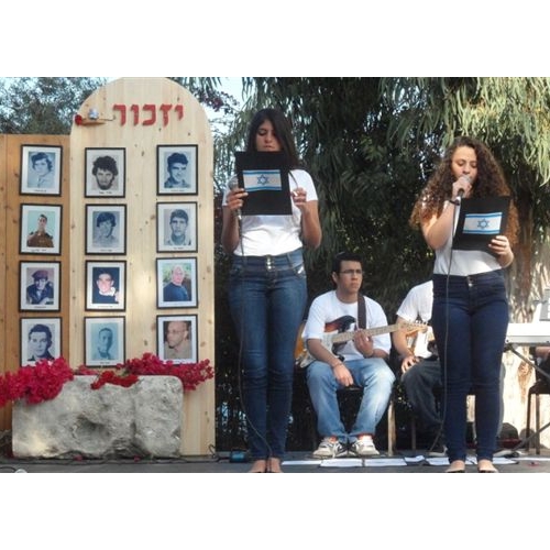 תמונות טקס יום הזיכרון לנופלים בקרית החינוך ע