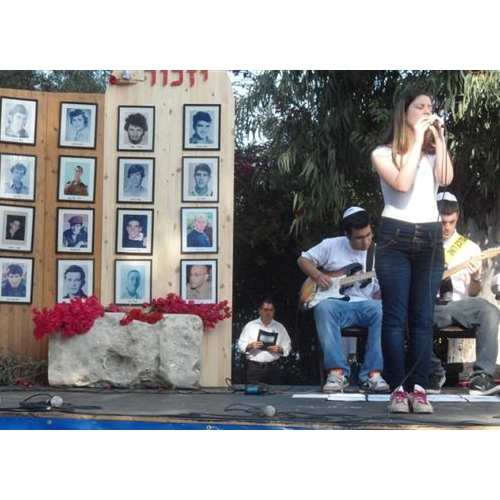 תמונות טקס יום הזיכרון לנופלים בקרית החינוך ע