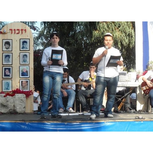 תמונות טקס יום הזיכרון לנופלים בקרית החינוך ע