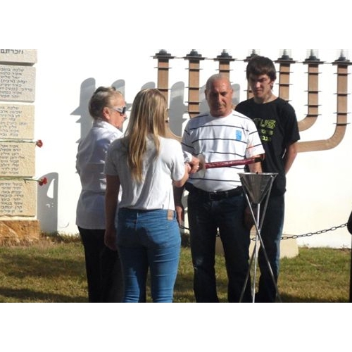 תמונות טקס יום הזיכרון לנופלים בקרית החינוך ע