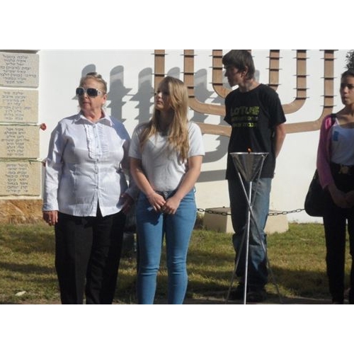 תמונות טקס יום הזיכרון לנופלים בקרית החינוך ע