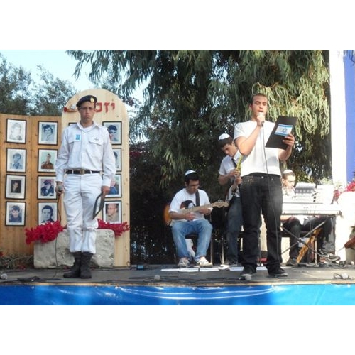 תמונות טקס יום הזיכרון לנופלים בקרית החינוך ע