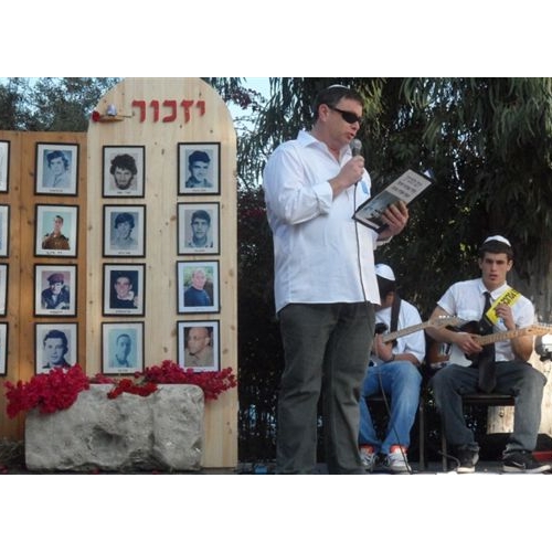 תמונות טקס יום הזיכרון לנופלים בקרית החינוך ע