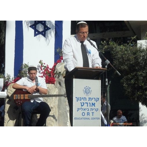 תמונות טקס יום הזיכרון לנופלים בקרית החינוך ע