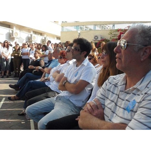 תמונות טקס יום הזיכרון לנופלים בקרית החינוך ע