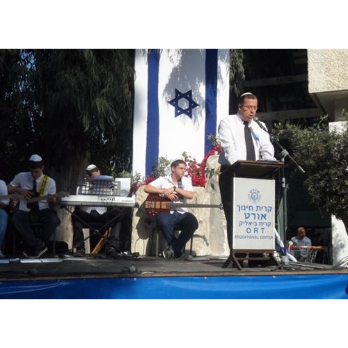 תמונות טקס יום הזיכרון לנופלים בקרית החינוך ע