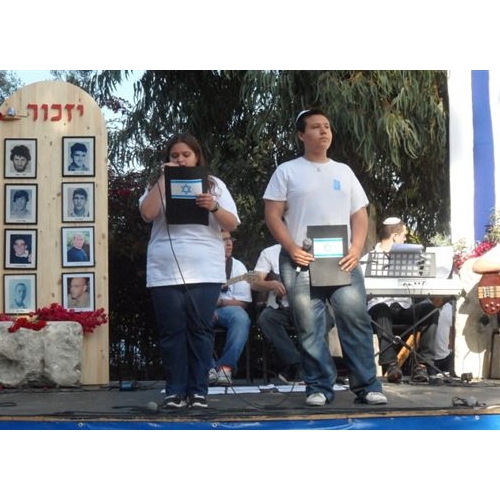תמונות טקס יום הזיכרון לנופלים בקרית החינוך ע