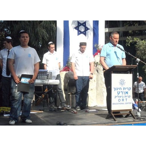 תמונות טקס יום הזיכרון לנופלים בקרית החינוך ע