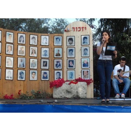 תמונות טקס יום הזיכרון לנופלים בקרית החינוך ע