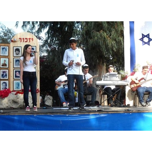 תמונות טקס יום הזיכרון לנופלים בקרית החינוך ע