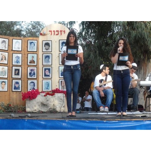תמונות טקס יום הזיכרון לנופלים בקרית החינוך ע