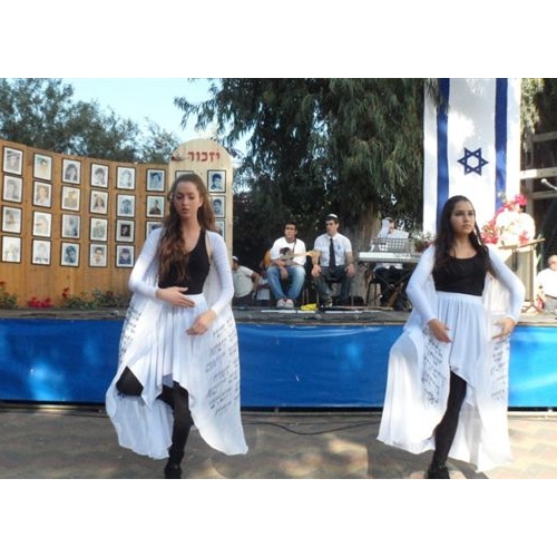 תמונות טקס יום הזיכרון לנופלים בקרית החינוך ע