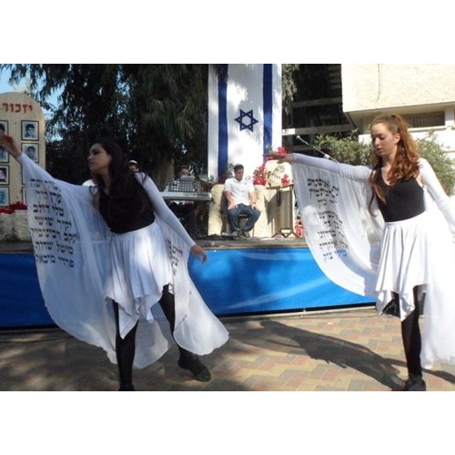 תמונות טקס יום הזיכרון לנופלים בקרית החינוך ע