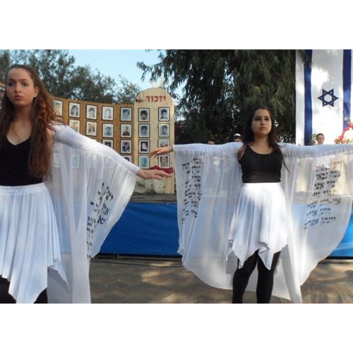 תמונות טקס יום הזיכרון לנופלים בקרית החינוך ע