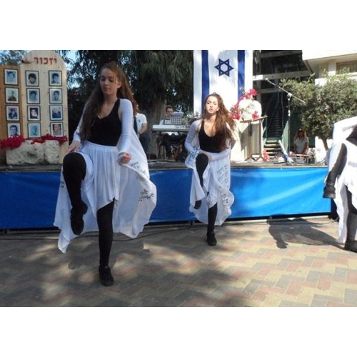 תמונות טקס יום הזיכרון לנופלים בקרית החינוך ע