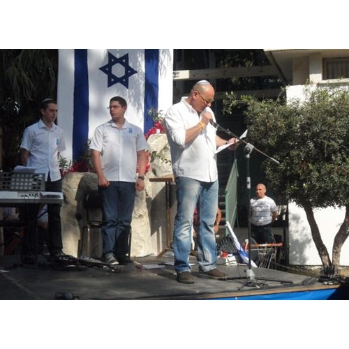 תמונות טקס יום הזיכרון לנופלים בקרית החינוך ע