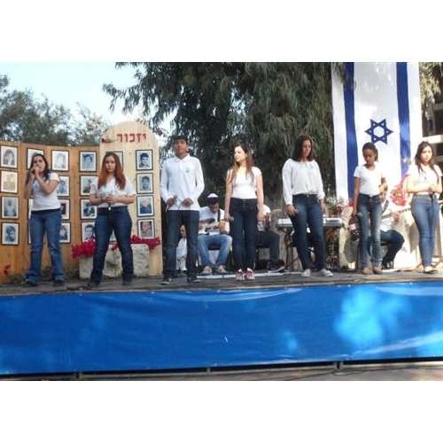 תמונות טקס יום הזיכרון לנופלים בקרית החינוך ע