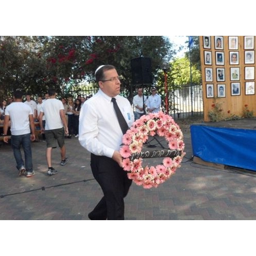 תמונות טקס יום הזיכרון לנופלים בקרית החינוך ע