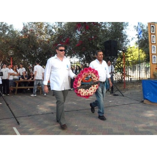 תמונות טקס יום הזיכרון לנופלים בקרית החינוך ע
