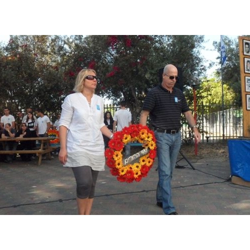 תמונות טקס יום הזיכרון לנופלים בקרית החינוך ע