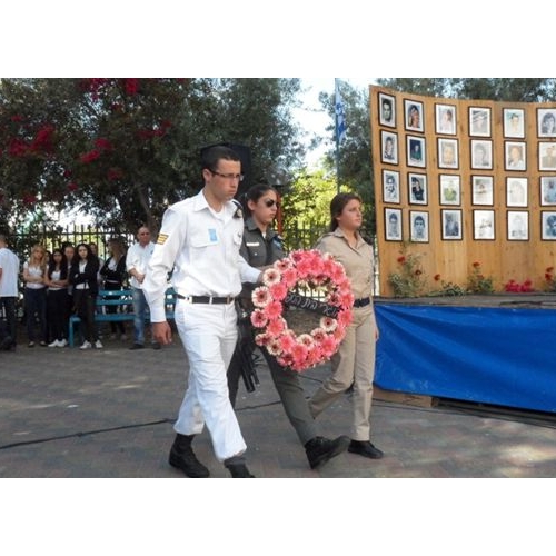 תמונות טקס יום הזיכרון לנופלים בקרית החינוך ע